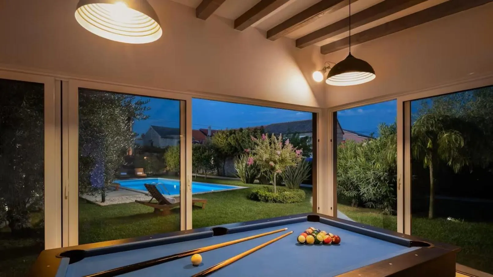 شقة Villa Stullich With Swimming Pool And Sauna نين